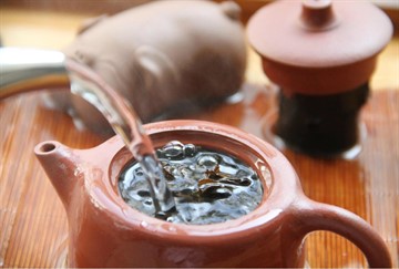 Черный чай повышает или понижает давление: влияние крепкого, сладкого и напитка с молоком на организм