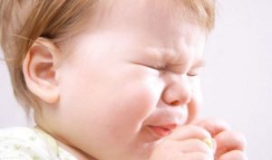Насморк у ребенка 10 месяцев: как лечить, причины появления, действия родителей