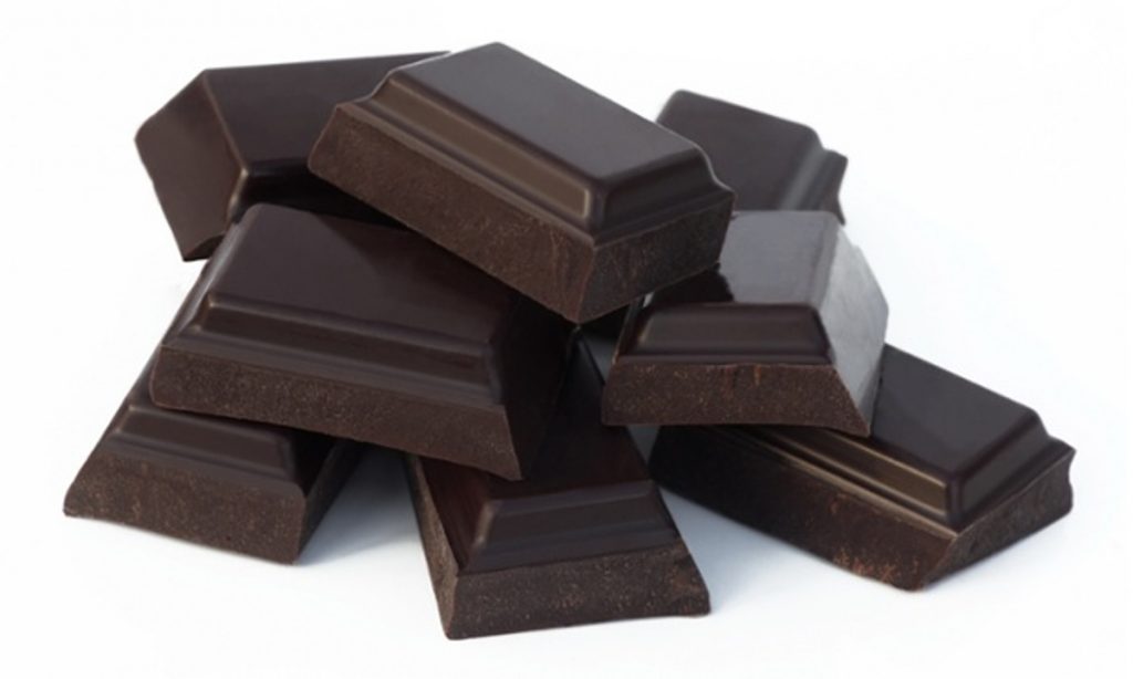 Как шоколад влияет на давление: повышает или понижает