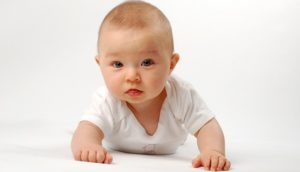 Насморк у ребенка 10 месяцев: как лечить, причины появления, действия родителей