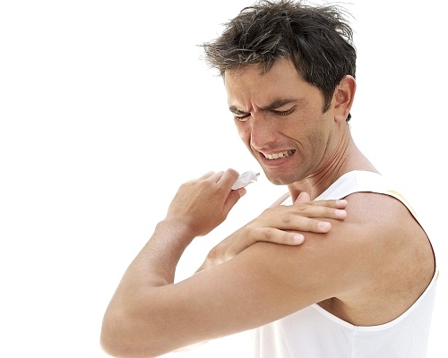 Применение эффективных мазей от боли в плече