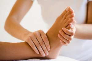 Причины возникновения и лечение косточки на ноге
