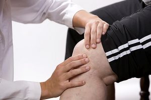 Появление боли в коленной чашечке при надавливании