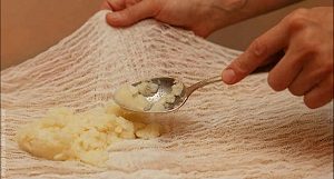 Медовая лепешка от кашля для детей: как сделать с горчицей, мукой, картофелем и солью, отзывы о лечении